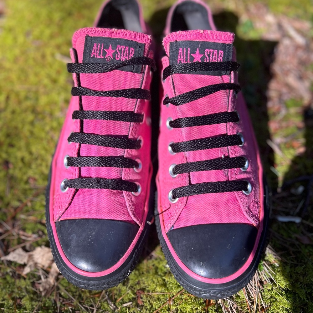 Hot pink and black Chuck Taylor low tops W, 8.5